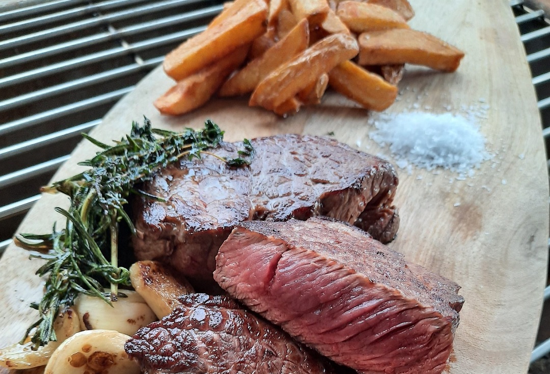 Kvalitní steak a hranolky v restauraci Farma Tasov